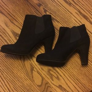 **DONATING, MAKE OFFER** 🖤Black heeled boots!